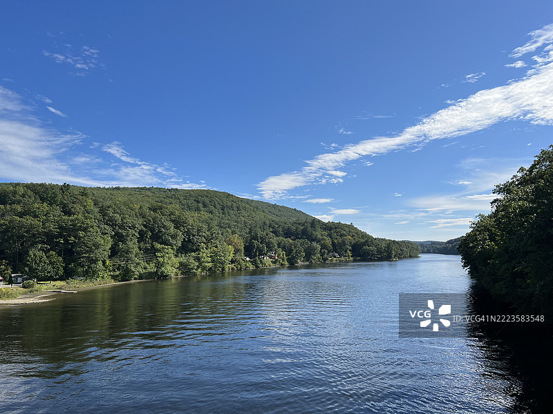 美国东北部的河流与天空的美丽景色图片素材