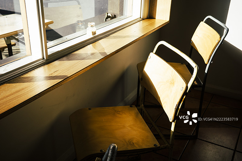 咖啡馆或餐厅窗边的阳光座位图片素材