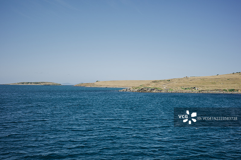 塔斯马尼亚玛丽亚岛的清澈蓝天和海洋地平线景观图片素材