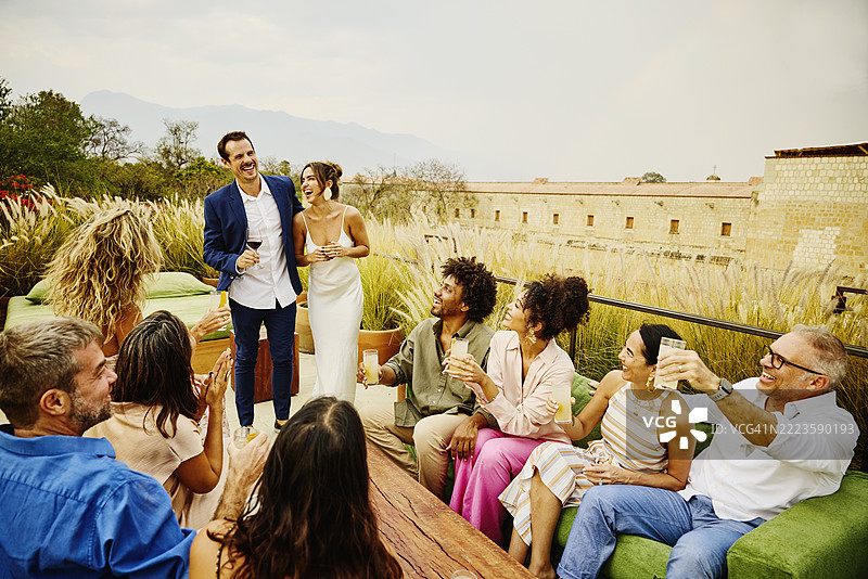 婚礼庆祝期间，宾客们举杯祝福新人。图片素材