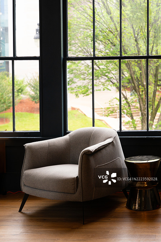 窗边的舒适扶手椅图片素材