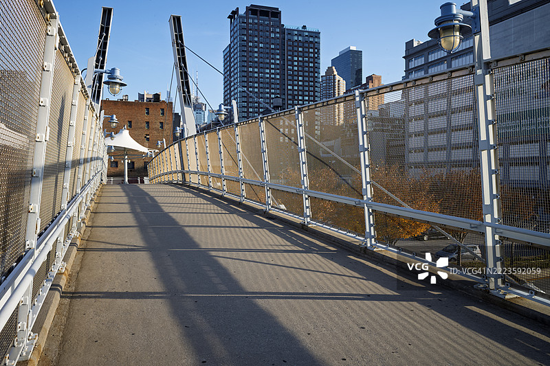 纽约市中心的人行道桥和塔楼建筑图片素材