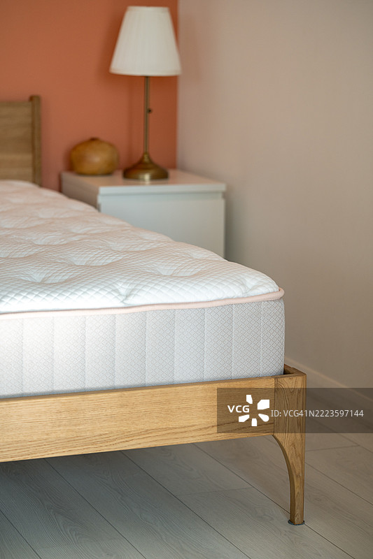 床架、床头灯、中等硬度的脊椎支撑矫形床垫。中密度泡沫，改善姿势。图片素材