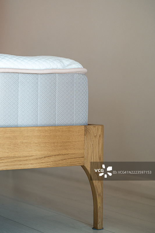 床架特写，中等硬度的矫形床垫，支持脊柱。中密度泡沫，改善姿势。图片素材