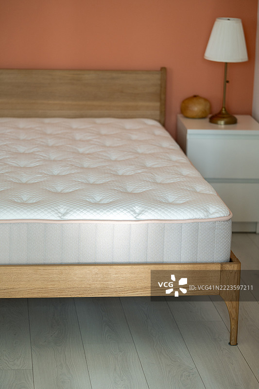 床架、床头灯、中等硬度的脊椎支撑矫形床垫。中密度泡沫，改善姿势。图片素材