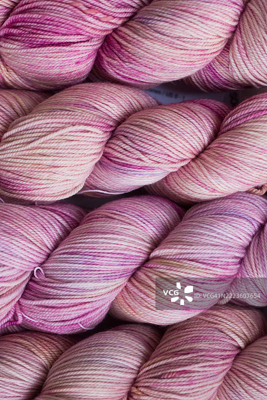 扭曲的粉色纱线图片素材