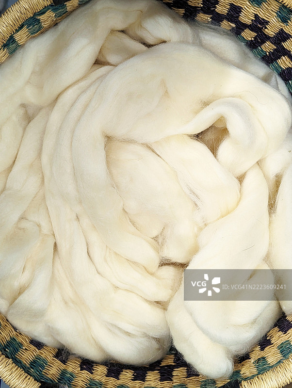 白色羊毛纤维篮子图片素材