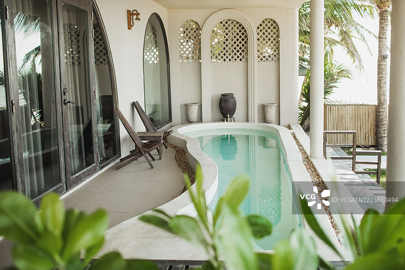 现代建筑与热带元素相结合的放松泳池边环境图片素材
