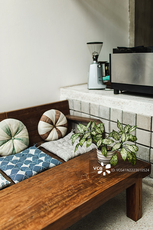 舒适的极简主义咖啡角落，配有自然装饰和时尚家具图片素材