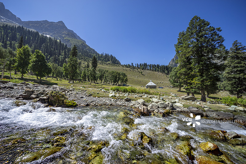 索纳马尔格山谷,克什米尔——翡翠般的草甸与雪吻般的山峰相遇,每一阵微风都低语着宁静。大自然未被触碰的杰作,在每个方向描绘着和平。真正的人间天堂。图片素材