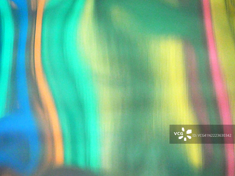 扭曲彩色光线在金属板上的反射。阳光。自然色彩。全画幅 4:3。加拿大魁北克省蒙特利尔。图片素材