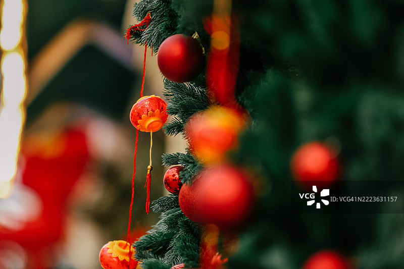 中国新年。小型本地礼品店里的鲜艳红色手工灯笼、纪念品和好运符。图片素材