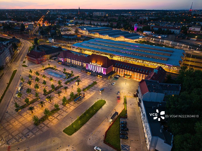 波兰格利维采火车站、车站广场、中央交通枢纽和城市景观的黄昏航拍全景图片素材