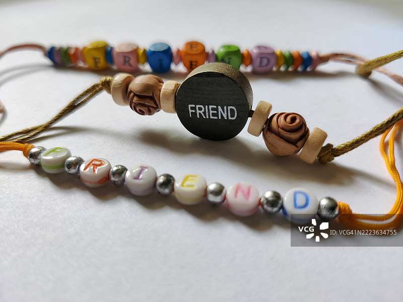 白色背景下的友情手环特写/国际友谊日图片素材