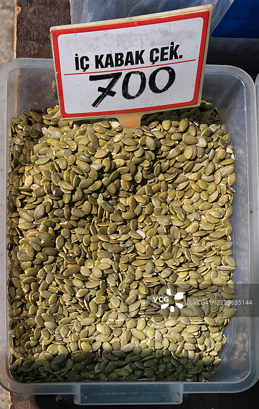 高角度视图的南瓜子在切什梅的市场摊位上出售。图片素材