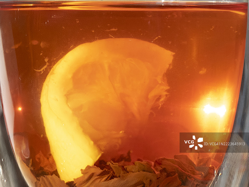 愉悦的茶时光，鲜艳的伯爵茶与一片透过玻璃杯闪耀的柠檬，记录在温馨的下午聚会中。图片素材