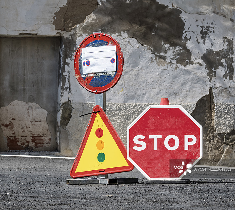 因铺路工程而关闭的城市街道，设有交通信号灯以调节交通。图片素材