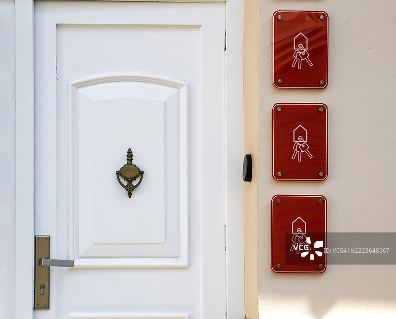 旅游出租公寓大楼的街道门及其标识牌。图片素材