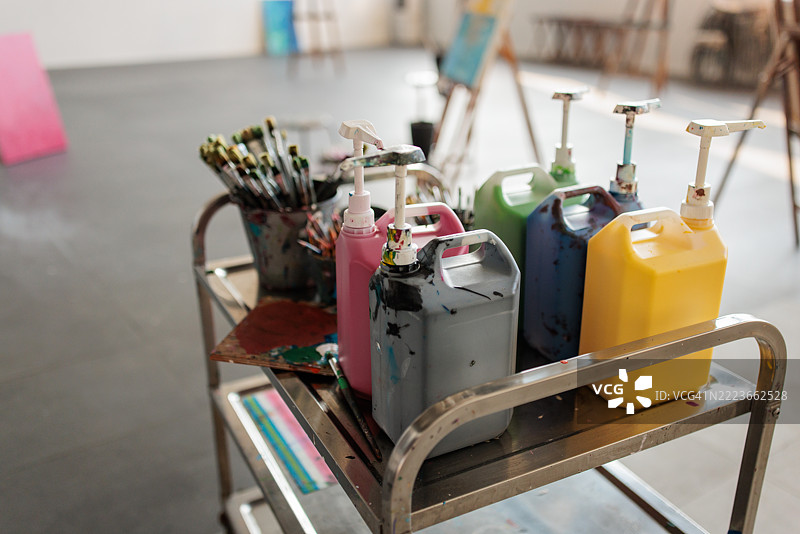 艺术家工作室内的艺术用品图片素材