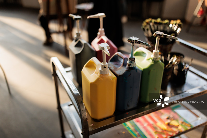 艺术家工作室内的艺术用品图片素材