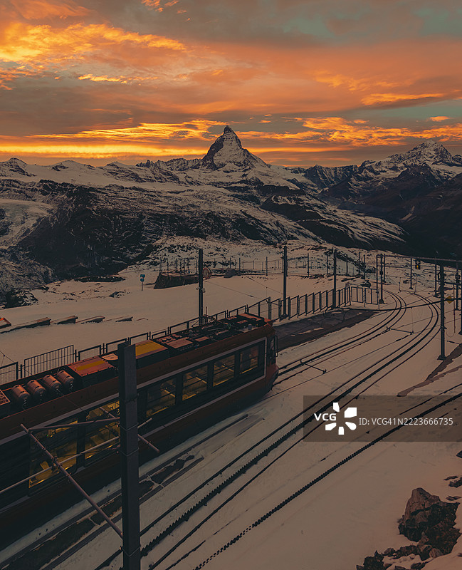 瑞士戈尔内格拉特铁路的马特洪峰美丽日落景观。图片素材
