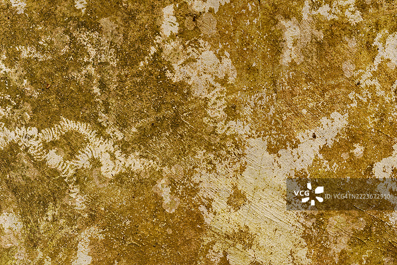 老旧的水泥墙壁上有水渍。图片素材