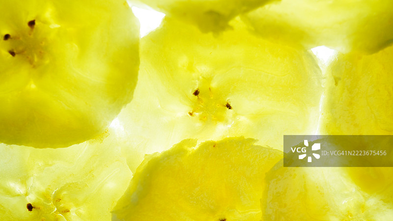 极近距离拍摄的香蕉片，带有发光的透明玻璃效果图片素材