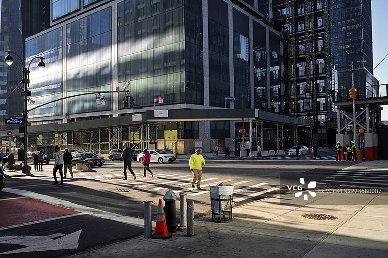 一群人在曼哈顿的街道上行走图片素材