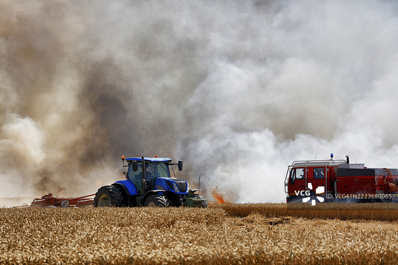 因干旱引发的火灾，法国塞纳-马恩省图片素材