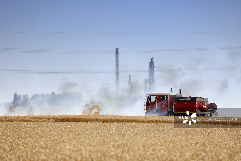 因干旱引发的火灾，法国塞纳-马恩省图片素材