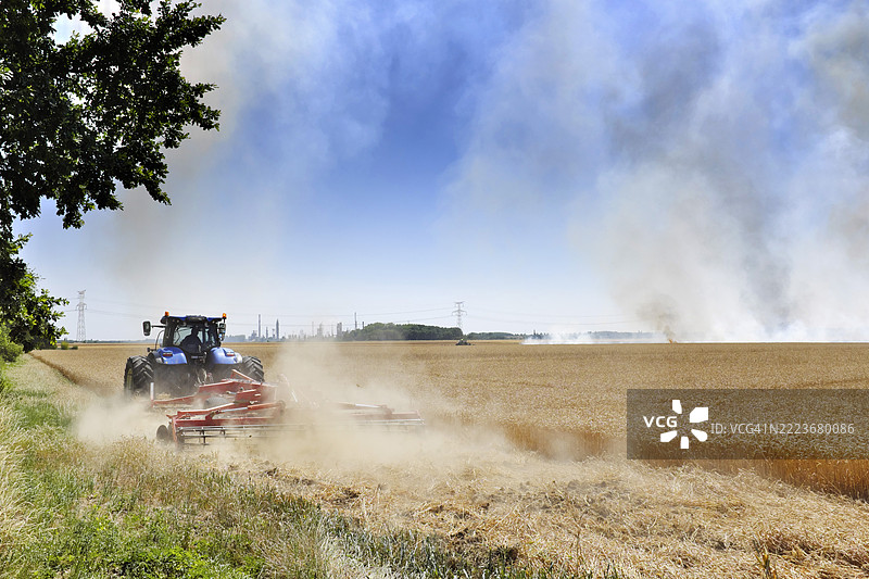 因干旱引发的火灾，法国塞纳-马恩省图片素材