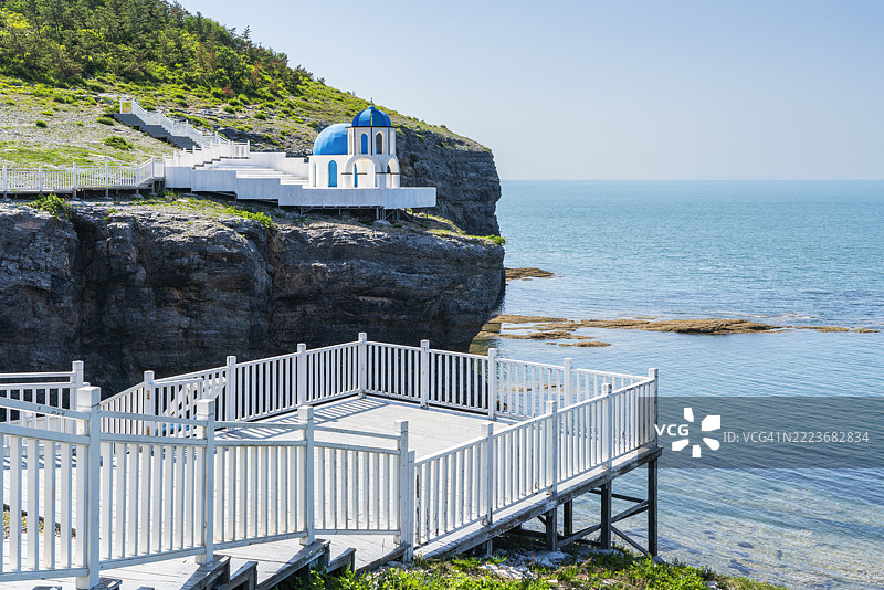 海滨休闲胜地，白色木栈道图片素材