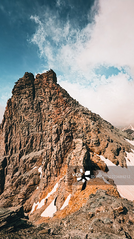 山顶与冰川和高耸的云朵图片素材