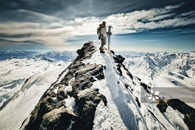 日落时分，山顶上的越野滑雪者图片素材