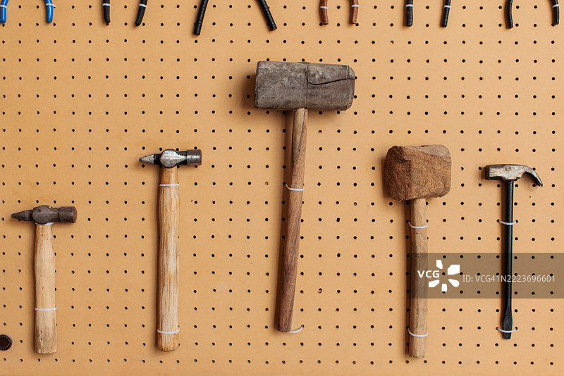 车间里挂在挂板上的各种锤子图片素材
