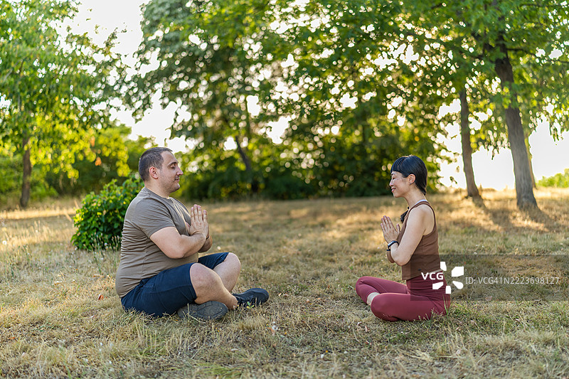 户外瑜伽课程，旨在促进健康、锻炼或运动，同时坐着享受宁静与平和。图片素材
