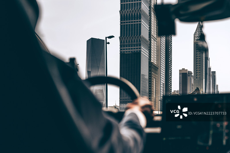 穿越现代中东城市，欣赏未来派摩天大楼图片素材