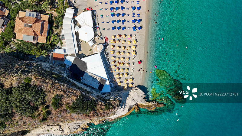 卡拉布里亚特罗佩亚海滩的鸟瞰图，碧蓝的海水和阳伞图片素材