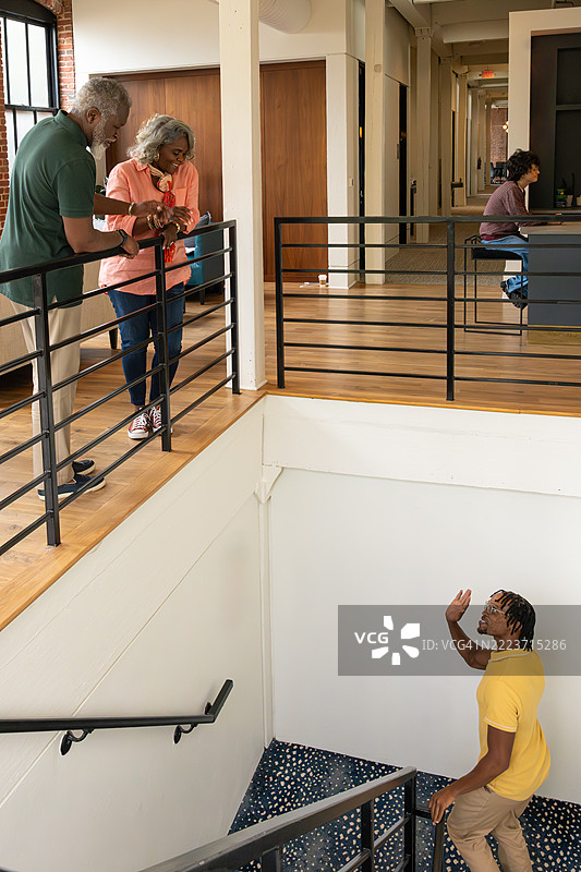 商务同事在早晨的办公室互相问候图片素材