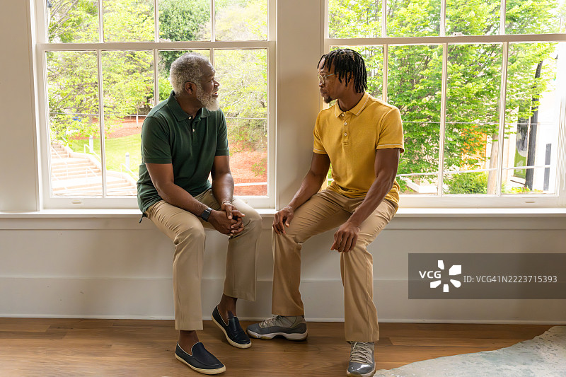 商务经理与年轻同事交流和指导图片素材