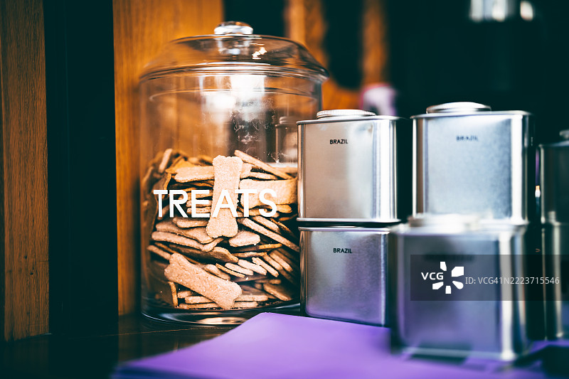 咖啡馆柜台上装满狗零食的玻璃罐图片素材