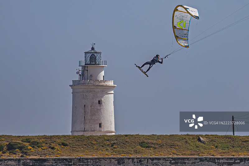 在西班牙安达卢西亚的塔里法灯塔附近进行风筝冲浪图片素材