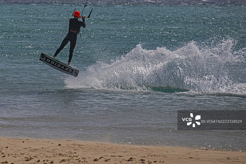 西班牙安达卢西亚塔里法的风筝冲浪图片素材