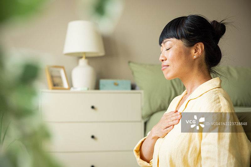 日本女性在早晨冥想图片素材