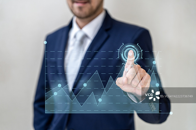 商人分析触摸未来界面的上升图表图片素材