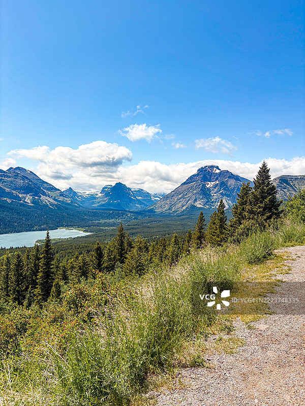 从阳光大道俯瞰冰川国家公园的山脉图片素材