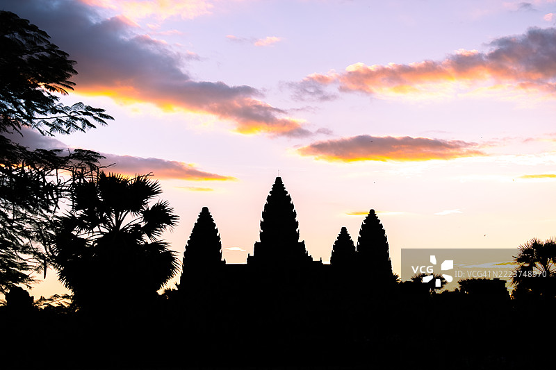 吴哥窟的剪影，位于柬埔寨，是世界上最大的宗教遗址，日出前的景象。图片素材
