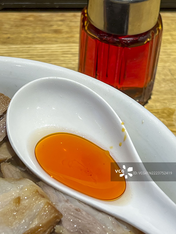 在喜多方拉面餐厅的辣椒油瓶和勺子图片素材