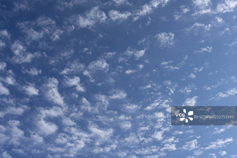 白色云朵映衬蓝天图片素材