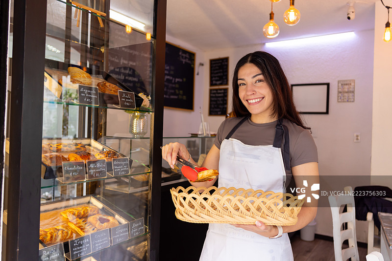 女面包店老板向公众提供面包图片素材